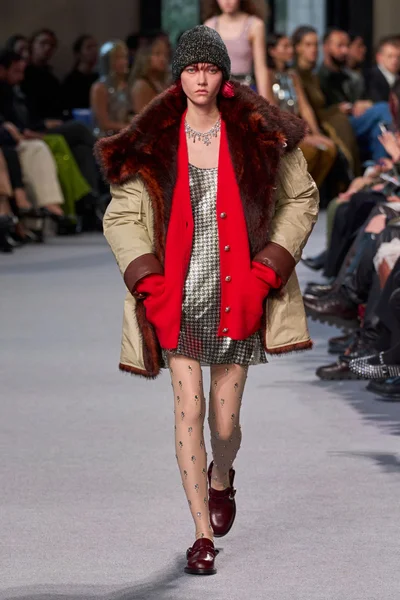 Look 18